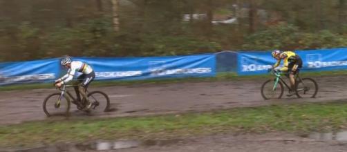 Mathieu Van der Poel e Wout van Aert impegnati nel ciclocross di Herentals