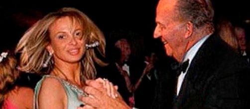 El rey Juan Carlos I baila con su 'amiga entrañable' Corinna Larsen.