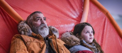 George Clooney e Caoilinn Springall em cena de 'O Céu da Meia-Noite' da Netflix. (Reprodução Neflix)