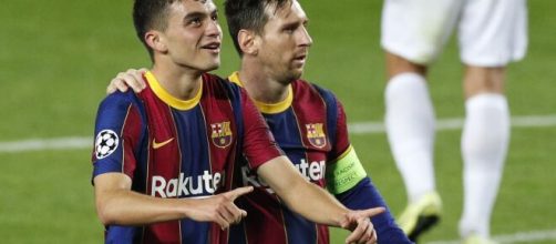 Messi sonríe con Pedri en el Barça