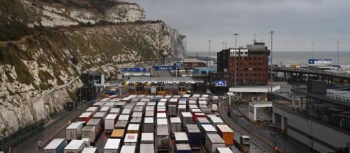 Cientos de camioneros españoles están atrapados en la frontera del Reino Unido con Francia
