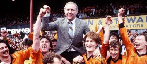 Jim McLean portato in trionfo dai giocatori del Dundee United dopo la vittoria del campionato scozzese 1982/83.