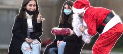 Les Inachevés offrent des cadeaux dans les rues de Rennes © Les Inachevés (YouTube)