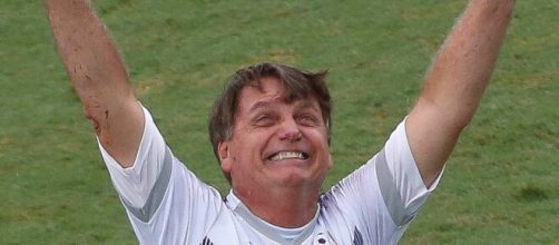 Bolsonaro marca gol na Vila Belmiro em amistoso beneficente. (Arquivo Blasting News)