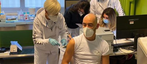 Matteo Bassetti al momento della vaccinazione contro il Covid, foto pubblicata sul suo profilo Facebook.