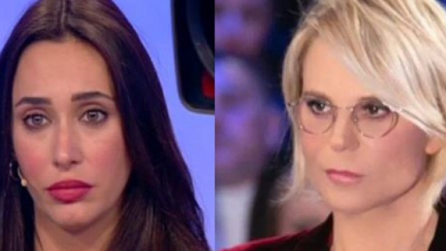 GF Vip, Maria De Filippi in collegamento con la casa non saluta Sonia Lorenzini.