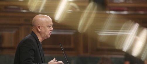 VOX tiene un fuerte debate parlamentario con el PSOE