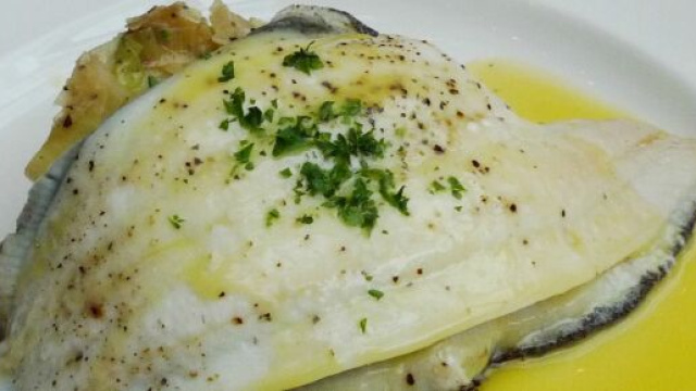 Sogliole con salsa al limone, un piatto ideale per ogni occasione.