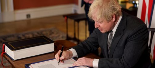 Boris Johnson, primer ministro de Reino Unido, firma el acuerdo comercial post Brexit
