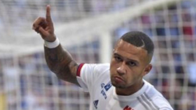 Calciomercato Juventus, se dovesse partire Ramsey si virerebbe su Depay del Lione.