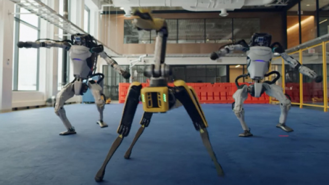La société Boston Dynamics a créé le buzz en faisant danser ses robots, de façon très réaliste, dans une vidéo pour fêter l'an 2021.