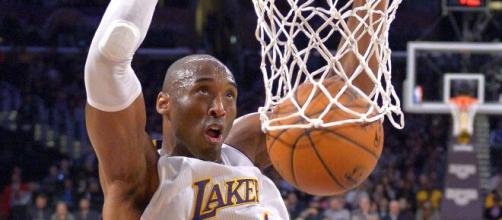 Kobe Bryant teve as camisas 8 e 24 aposentadas pelo Los Angeles Lakers. (Arquivo Blasting News))