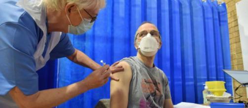 La vacunación continuará pese a las reacciones alérgicas de dos de los primeros pacientes