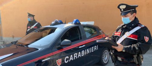 Verona, i carabinieri scoprono una festa in casa con 11 persone.