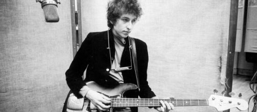 Un joven Bob Dylan en sus inicios como cantante y compositor.