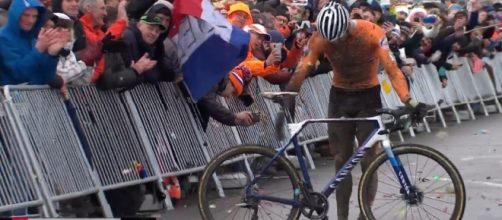 Mathieu Van der Poel, la vittoria ai Mondiali di ciclocross.