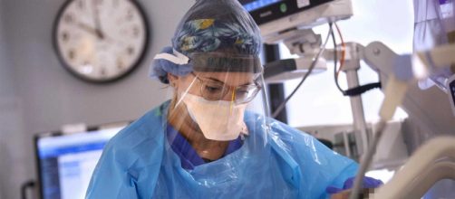 Una enfermera del hospital Salem Health, de Oregón, E.U.A., despedida por no cumplir las medidas sanitarias contra el coronavirus.
