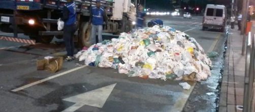 Alimentos doados em entrada de show de Pabllo Vittar são deixados em rua após evento em BH. (Reprodução)