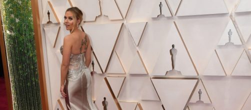 Scarlett Johansson utiliza look Oscar de la Renta. (Arquivo Blasting News)