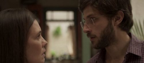 Thelma (Adriana Esteves) e Danilo (Chay Suede) em cena de "Amor de Mãe", novela das nove da Globo. (Reprodução/TV Globo)