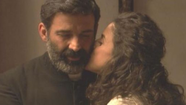 Il Segreto, spoiler 11 febbraio: Don Berengario confessa al popolo che Esther è sua figlia.