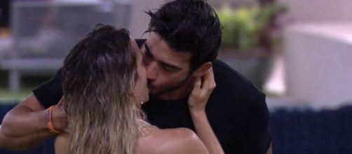 Guilherme Napolitano e Gabi Martins se reconciliam com beijo apaixonado sob a chuva no jardim do "BBB20". (Reprodução/TV Globo)