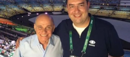 Ricardo Boechat ao lado de Eduardo Barão durante a cerimônia de abertura da Olimpíada do Rio em 2016. (Reprodução/Twitter/@radiobandnewsfm