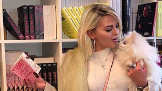 TPMP : Kelly Vedovelli annonce un nouveau projet, les fans pensent à un livre. Credit: Instagram/kellyvedovelli