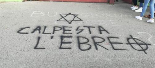 Scritte antisemite a Pomezia davanti a due scuole.