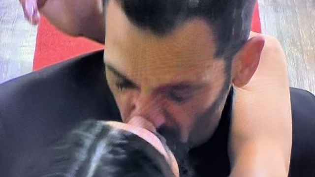 GF, Alfonso Signorini fa sapere che la Enardu è nella casa perché l'ha voluta Pago.