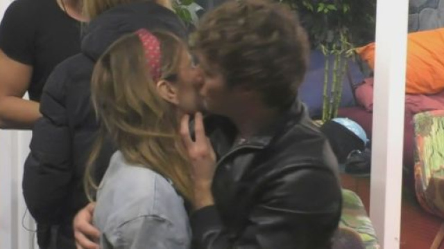 Il primo bacio tra Paolo Ciavarro e Clizia Incorvaia.