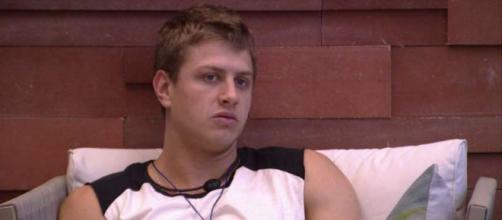 Lucas confessa para Felipe: ‘Para o meu jogo, seria melhor você sair’. (Reprodução/TV Globo)