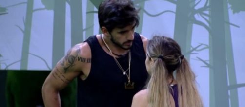 Guilherme conversa com Gabi após vencer a prova do líder no 'BBB20'. (Reprodução/TV Globo)