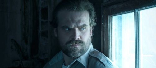 Hopper reaparece na nova temporada de "Stranger Things". (Reprodução/Netflix)