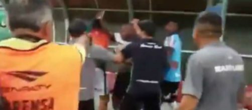 Sassá é provocado com 'sarrada no ar' e tenta agredir goleiro do Manaus FC. (Reprodução)