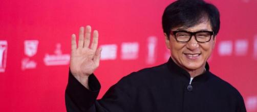 Jackie Chan oferece R$ 615 mil para quem encontrar a cura do coronavirus. (Arquivo Blasting News)