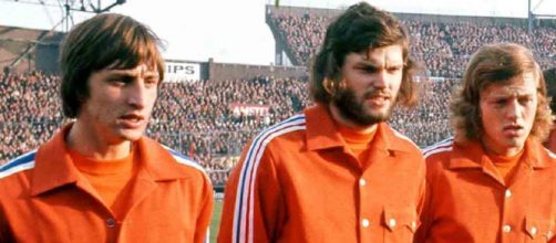Barry Hulshoff in nazionale olandese tra Johan Cruyff ed Arie Haan.