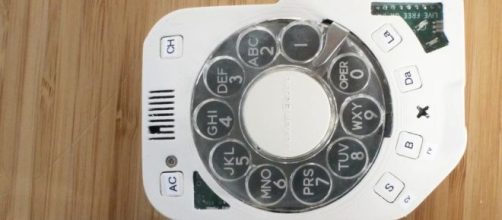 Il cellulare con disco combinatore, dall'idea di Justine Haupt.