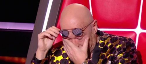 The Voice : Pascal Obispo en pleurs après une interprétation de 'Clandestino'. Credit: TF1