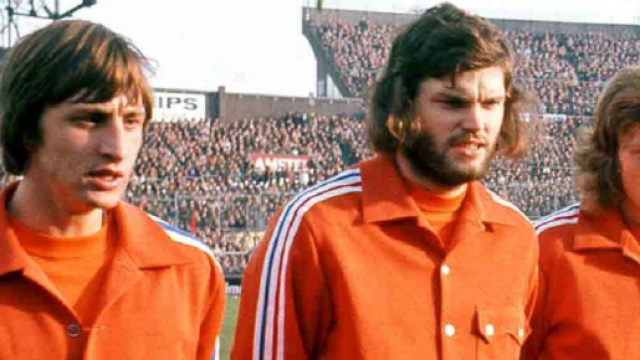Barry Hulshoff in nazionale olandese tra Johan Cruyff ed Arie Haan.