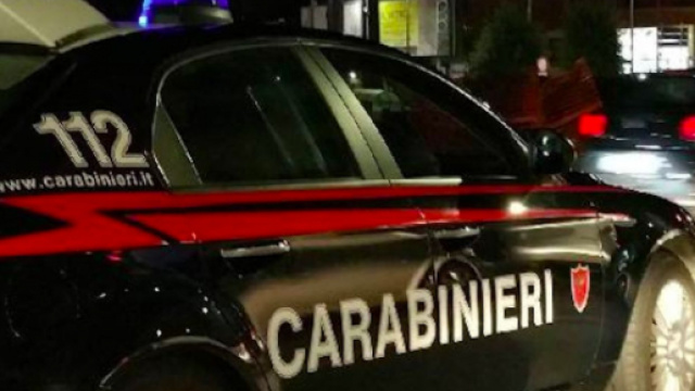 I carabinieri hanno posto sotto sequestro passamontagna e armi finte.