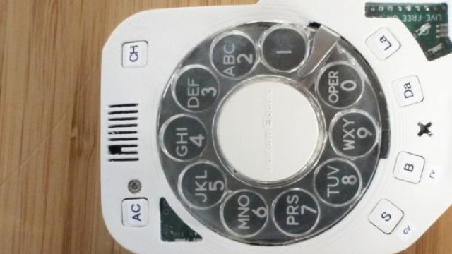 Il cellulare con disco combinatore, dall'idea di Justine Haupt.