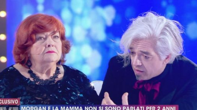 Morgan accanto a sua madre Luciana: si ritrovano dopo 2 anni.