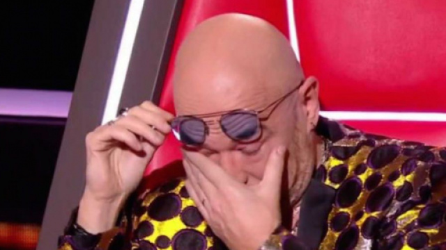 The Voice : Pascal Obispo en pleurs après une interprétation de 'Clandestino'. Credit: TF1