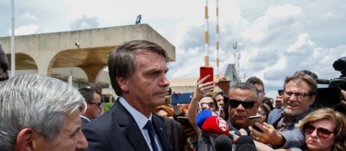 Em frente ao Palácio do Planalto, o presidente Jair Bolsonaro insulta a repórter do jornal a Folha de São Paulo. (Arquivo Blasting News)