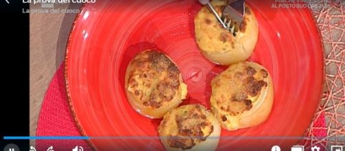 La prova del cuoco, Persegani e Raciti si sfidano nella preparazione delle cipolle - Credit: screenshot clip RaiPlay