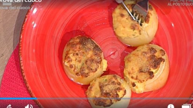 La prova del cuoco, Persegani e Raciti si sfidano nella preparazione delle cipolle - Credit: screenshot clip RaiPlay