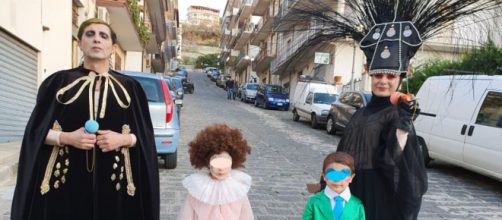 La famiglia di Gioiosa Marea, Messina, con i loro abiti di Carnevale ispirati ai look sanremesi di Achille Lauro.