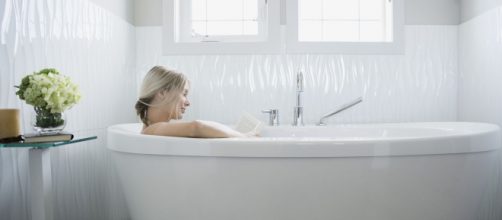 Los baños en tina permiten más tiempo para la relajación del cuerpo y la mente. - glamour.mx