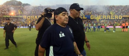 Maradona se retira de la cancha de Central tras perder 1 a 0